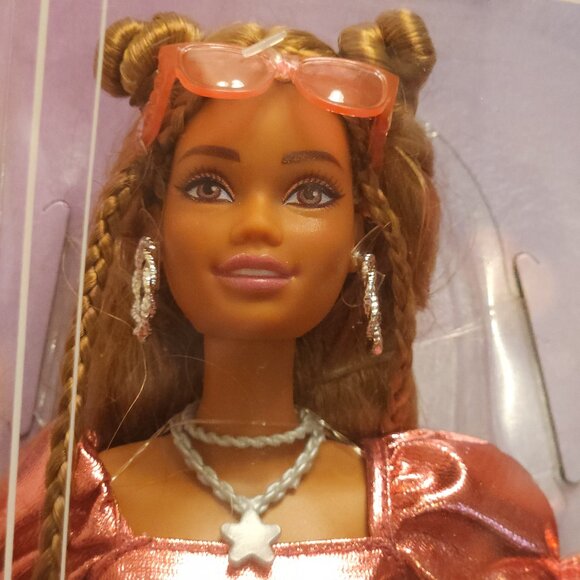 2025 Barbie Deluxe Style Wave 2 Christie Chase Doll Metallic Glam NEW (READ) 2/2 - Picture 1 of 16